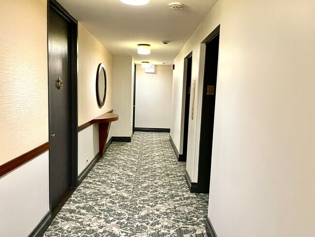 Building Photo - 100 E Walton Pl