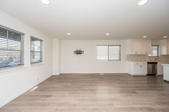 Building Photo - 3 Bedroom home in Yelm with Garage