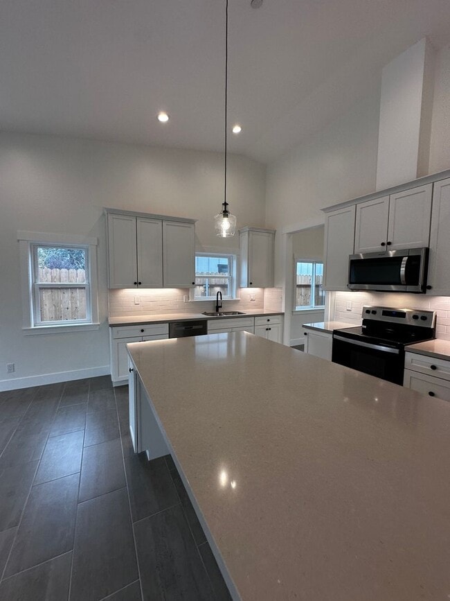 Building Photo - New Construction in Down Town Bishop West side!