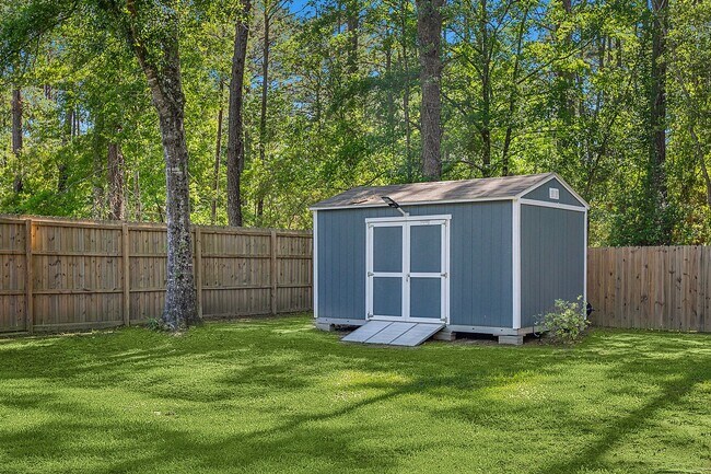 Building Photo - FULLY FURN LEASE/MOST UTILITIES, LAWNCARE & POOL MAINT INCLUDED! ACRE LOT W/ WORKSHOP!