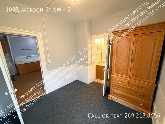 Building Photo - 1007 Jackson St NW