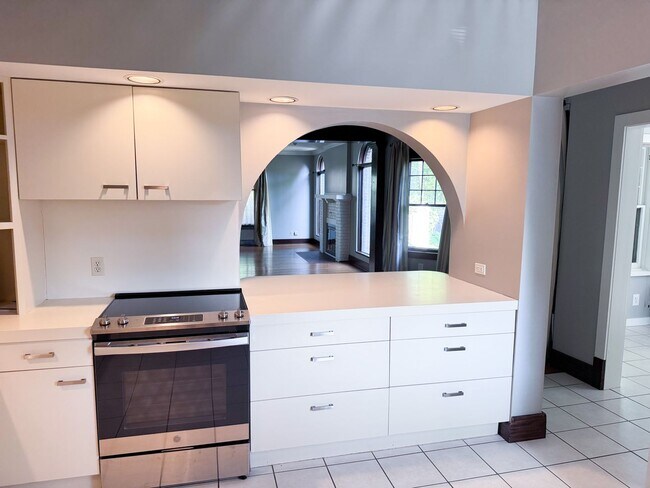 Building Photo - Historical Duplex - Spacious 3 Bedroom, 2.5 Bath Duplex with fenced in private patio.