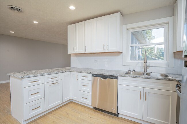 Building Photo - 4 BEDROOM 3 BATHROOM HOUSE FOR RENT