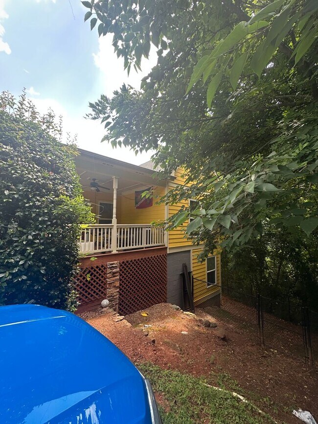 Building Photo - Large 4 Bedroom, 3 bathroom house near Downtown