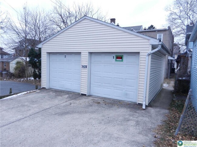 Building Photo - 1428 Center St