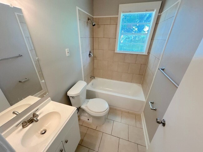 Building Photo - 1018 McEvers Cir