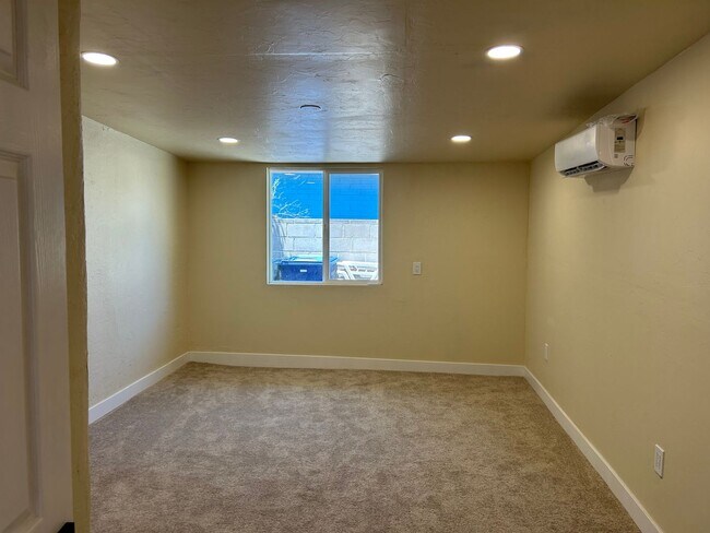 Building Photo - 4 Bedrooms PLUS Pool