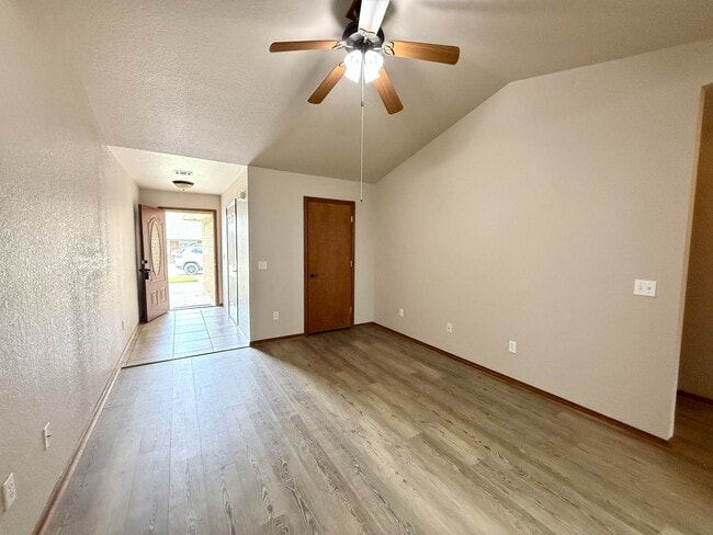 Building Photo - 2202 Lakeview Dr
