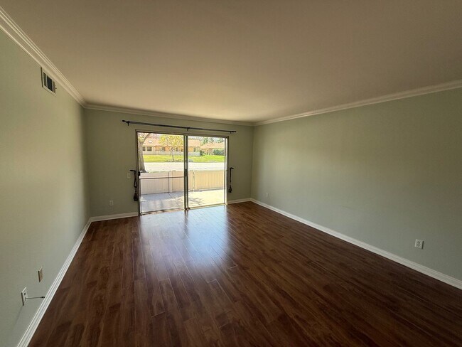 Building Photo - Walking Distance to the Center of Leisure Village
