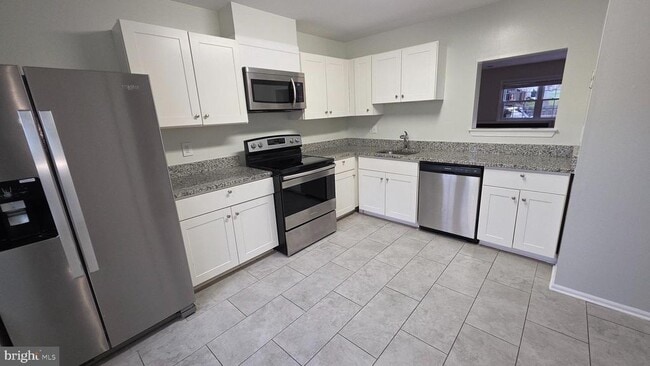 Building Photo - 25 Hamlet Dr