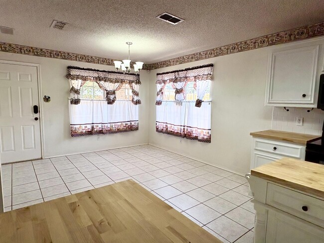 Building Photo - 412 Primrose Ave