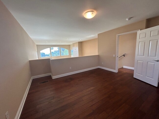 Building Photo - Amazing 3 story free standing contemporary house with terrific ocean views in Playa Del Rey