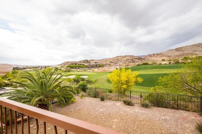 Building Photo - Live The Red Rock Country Club Lifestyle!!