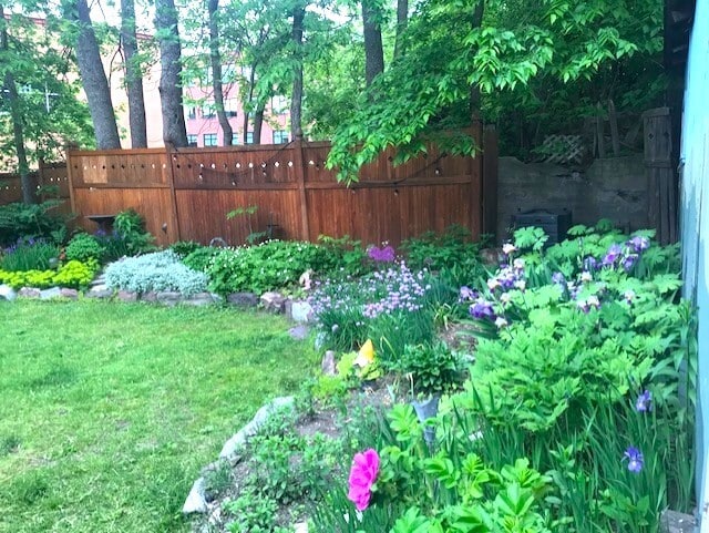 Escape the city into the backyard! - 58 Maple St