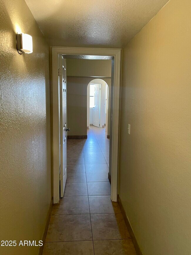 Building Photo - 6502 W Paradise Ln