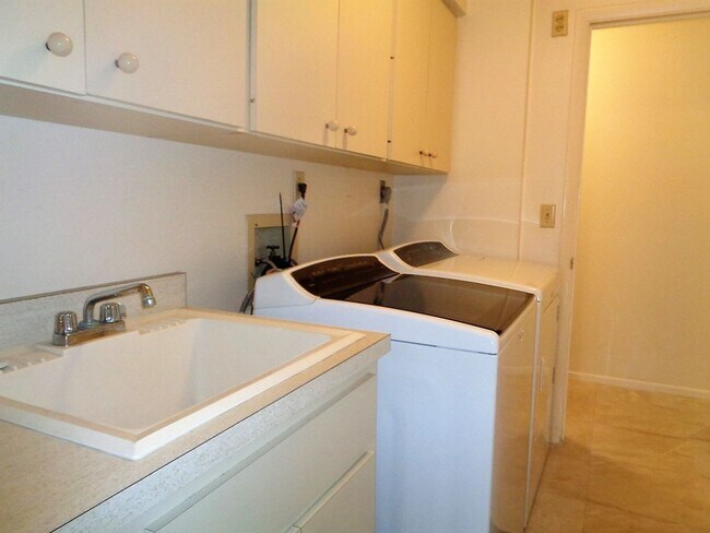 Building Photo - Nokomis/Osprey Area -- Close to beautiful ...