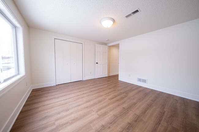 Building Photo - 22925 Oakdale Dr