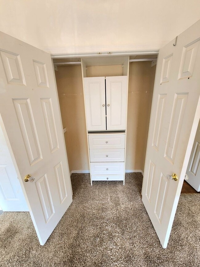 Building Photo - Top Floor Condo in Gated Community!