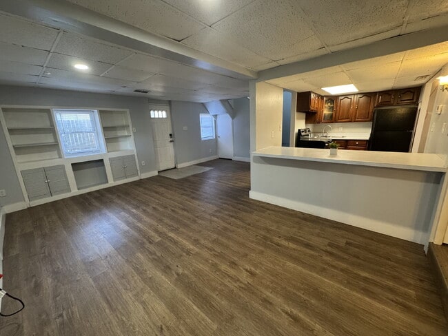 Building Photo - "Your Own Little Hideaway" — Private 2 Bed Home with Balcony & Yard