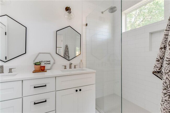 Building Photo - 4800 Vinson Dr