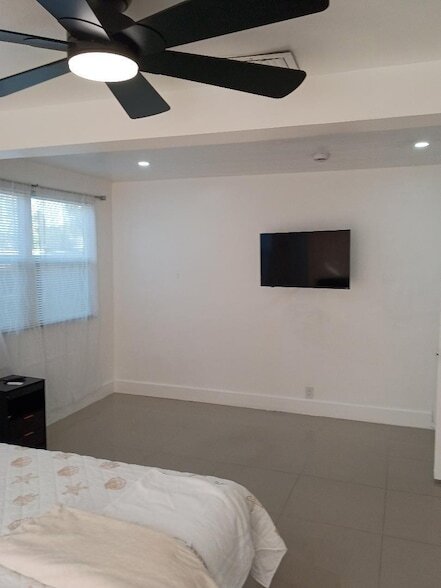 Building Photo - 2701 NE 9th Ave