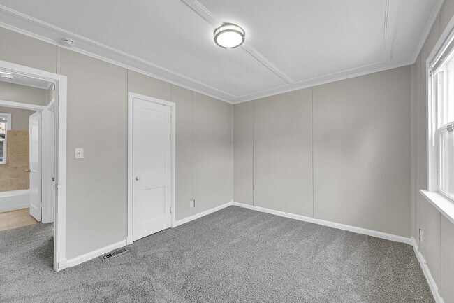 Building Photo - $1,150 - 2 Bed, 1 Bath Updated Unit in She...