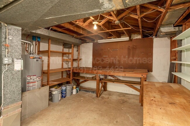 Building Photo - 3233 Holly Hill Dr