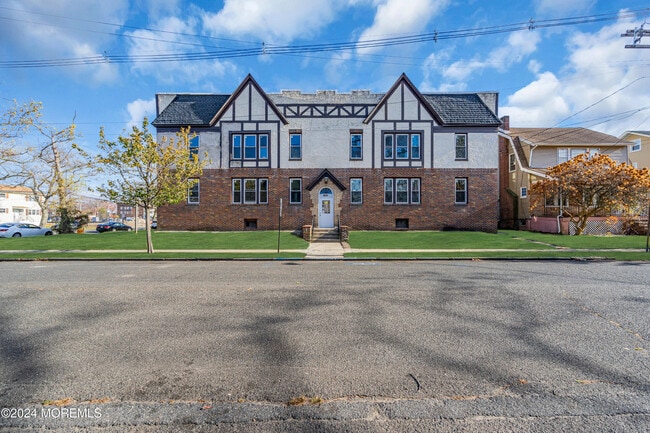 Building Photo - 922 4th Ave