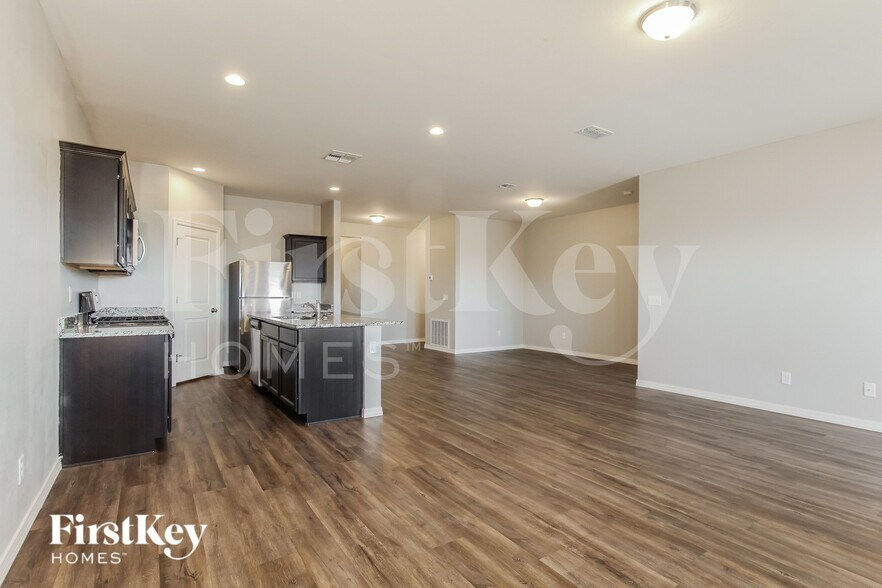 Building Photo - 20037 W Mesquite Dr