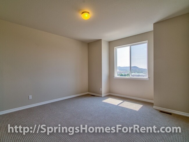 Building Photo - Rockrimmon Townhouse with Two Car Garage