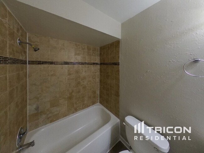 Building Photo - 615 Forest Hills Dr