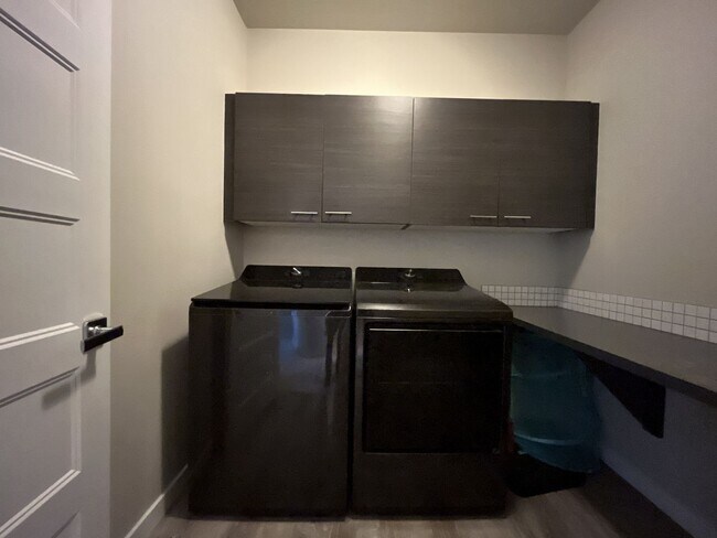 Building Photo - Spacious 2,511 Sq Ft Wilsonville Townhome with Vaulted Loft, Modern Kitchen & Attached Two-Car Ga...