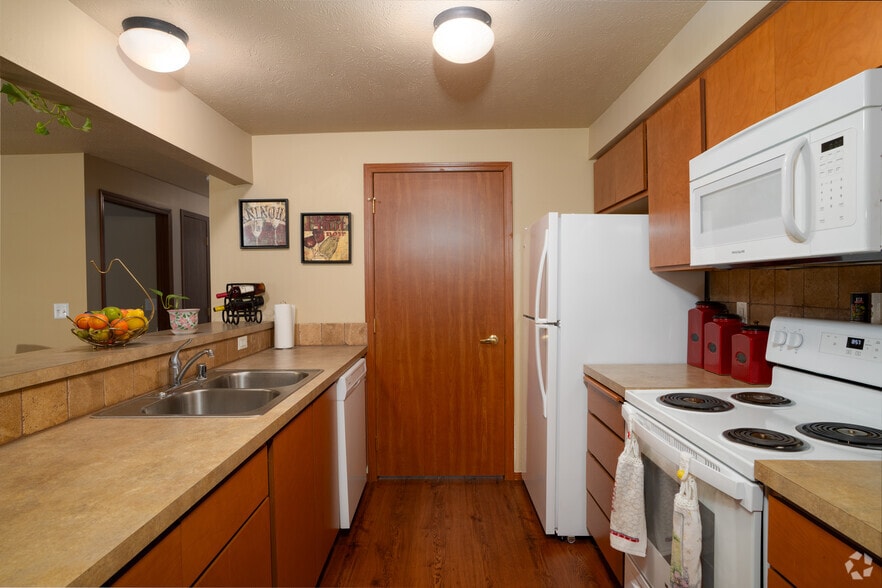 2BR, 1BA - 1,010SF - Kitchen - Rock Creek