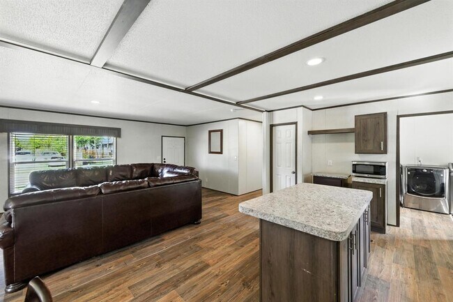 Building Photo - 102 Pink Dahlia Dr