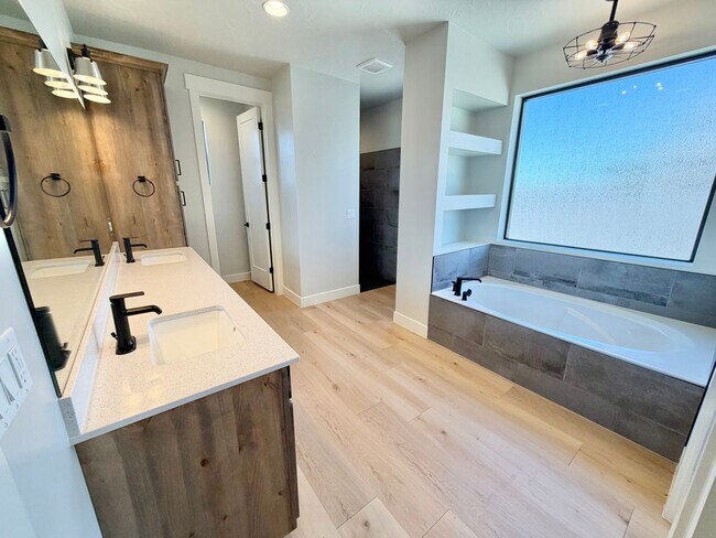 Building Photo - Beautiful Modern 5 Bedroom Home!! Furnished or Unfurnished option!!