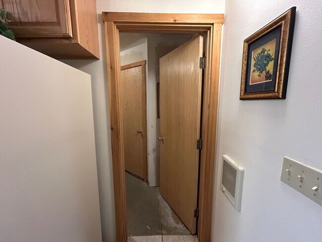 Building Photo - Beautiful Furnished 2 Bedroom Basement Apa...