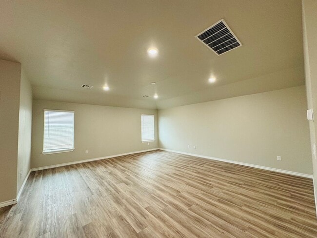 Building Photo - Deer Creek Schools + 4 Bedrooms + Newer Home in The Falling Springs Addition