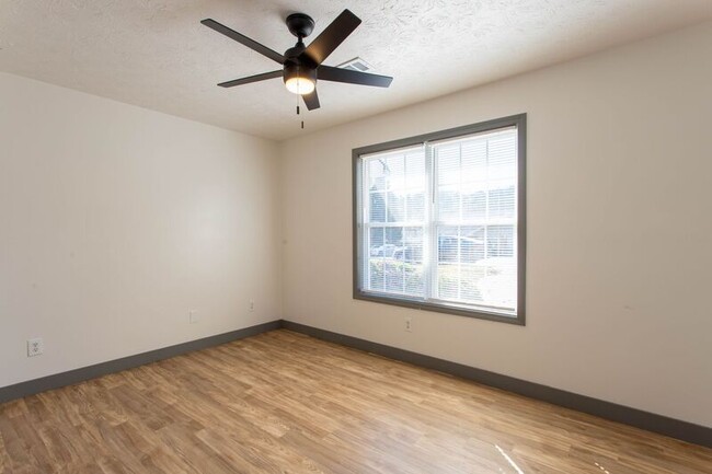 Building Photo - 605 Baron Dr