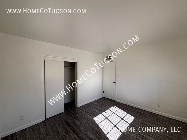 Building Photo - 833 W Jacinto St