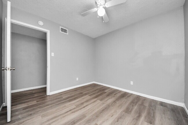 Building Photo - No Carpet. Private Yard. Extra Storage. What More Could You Ask For?