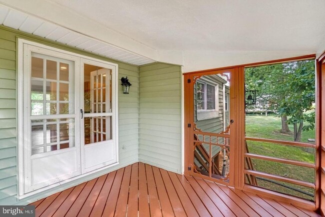 Building Photo - 9821 Hampton Ln