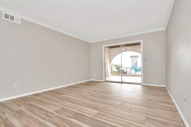 Building Photo - 2744 Briarhurst Dr