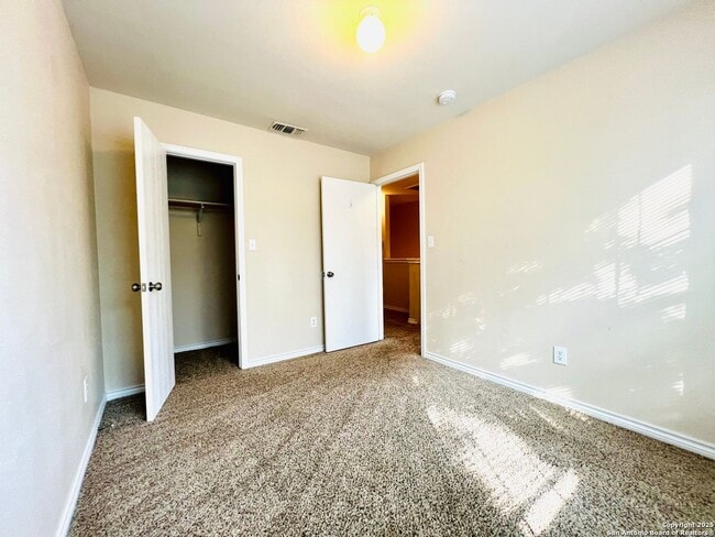 Building Photo - Beautiful Town Home in the Heart of San An...