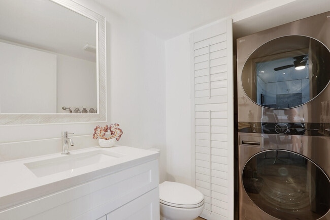 Building Photo - 1614 16th Ln