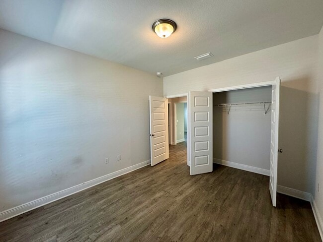 Building Photo - 145 Sandyshore Ct