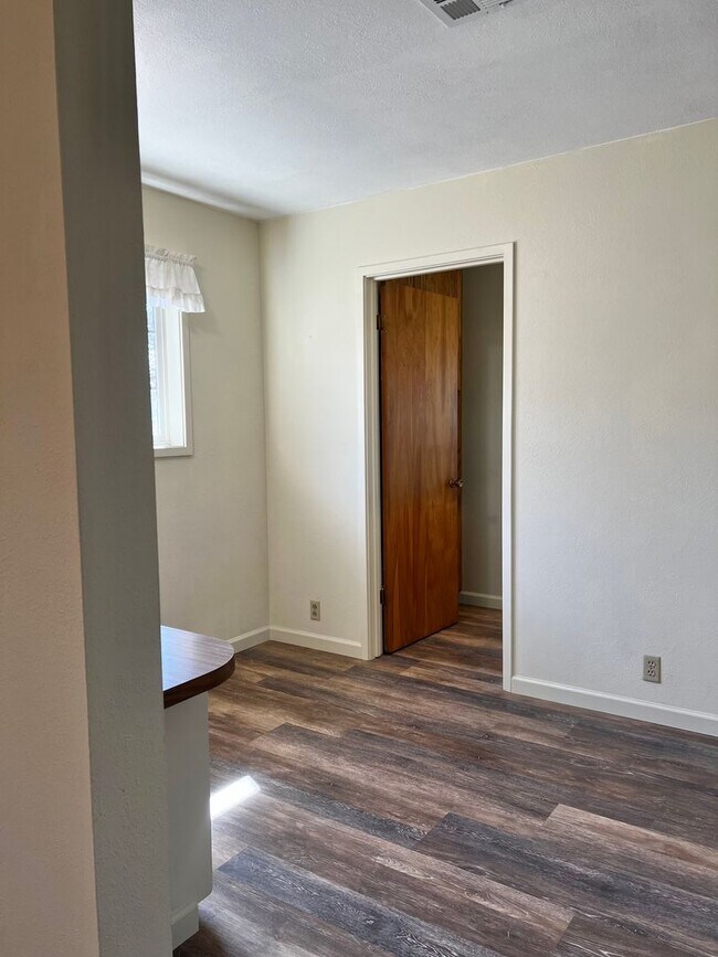 Building Photo - 3 Bedroom, 2.5 Bath House