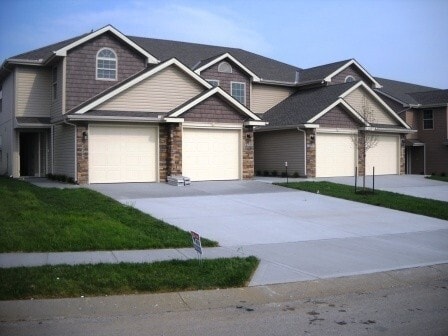 Building Photo - 3 Bedroom, 2.5 Bath, Townhouse in the Fox Creek Subdivision
