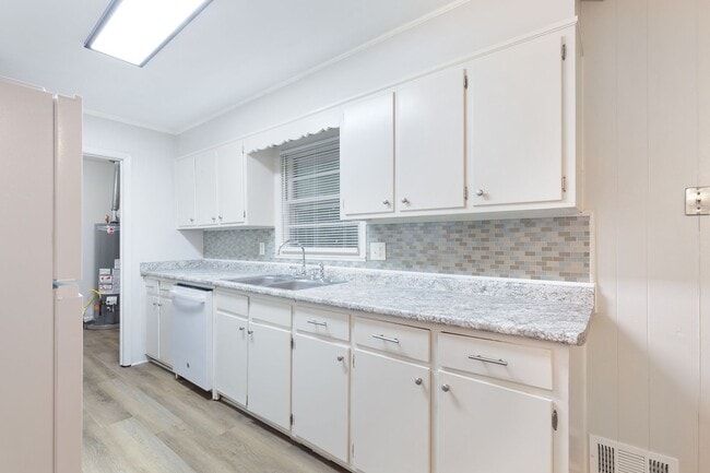 Building Photo - Newly Renovated 3bd/2ba Home w/ Sunroom and Large Backyard in Great Location!