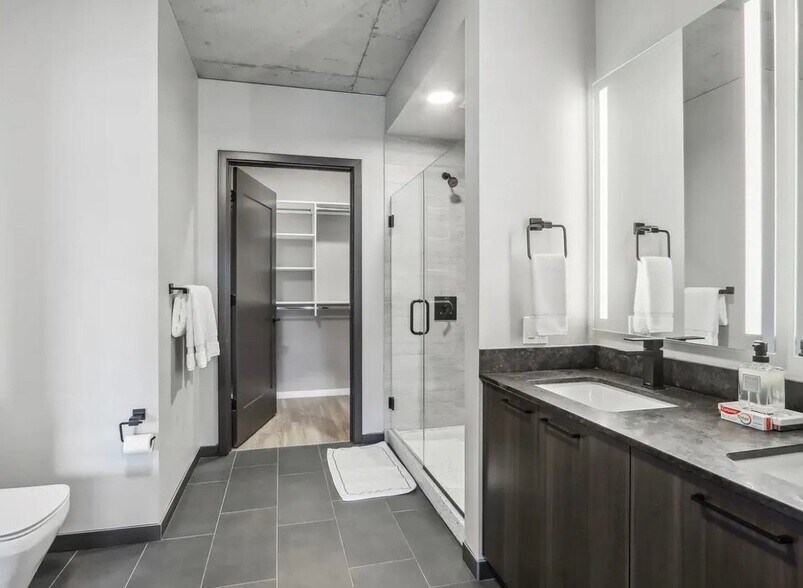 Building Photo - 900 W Washington Blvd