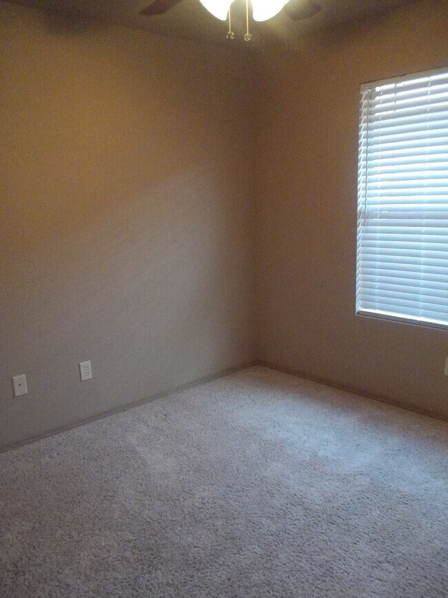 Building Photo - Beautiful home close to HAFB and town.